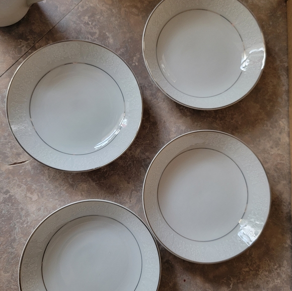 Crown Victoria fine china Lovelace pattern - Picture 3 of 7